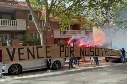 Peñistas del Real Valladolid despiden al equipo en su viaje a Alcorcón.