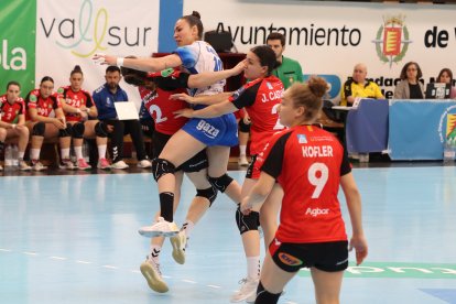 O'Mullony es agarrada por dos jugadoras del Granollers.