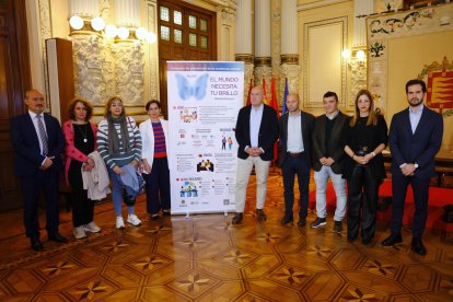 El alcalde con los representantes de entidades participantes en la campaña.