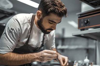 Alejandro Serrano aprendió de niño la pasión por la cocina en el negocio que regentaban sus padres en Miranda de Ebro. Se inspira en el mar en sus propuestas.