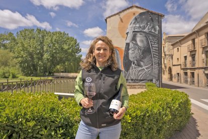 La enóloga y directora de Viñedos y Bodegas Gormaz, María José García, frente al mural del Cid de San Esteban de Gormaz.