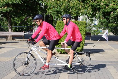 La Asociación de personas afectadas por el suicidio de un ser querido en Navarra Besarkada-Abrazo, el Club Deportivo para Ciegos de Navarra y Ayuda In hacen un recorrido en tándem hasta Santiago de Compostela