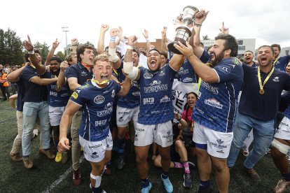 El VRAC alza la Copa de campeón de la Liga 23-24.