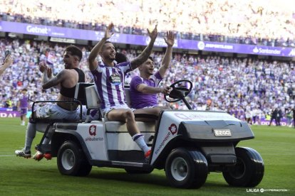 Los jugadores subidos en el coche de las camillas paseando por el césped de Zorrilla tras el ascenso.