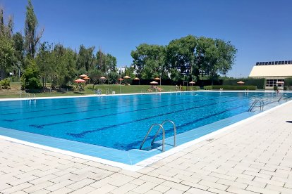 La piscina municipal del Polideportivo Pablo Cáceres de Medina del Campo en una imagen de 2023.