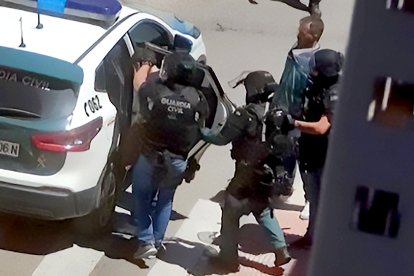 Momento de la detención de 'el Chiqui' tras doce horas atrincherado.