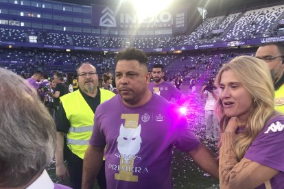 Ronaldo en el césped de Zorrilla junto a su pareja Celina Locks