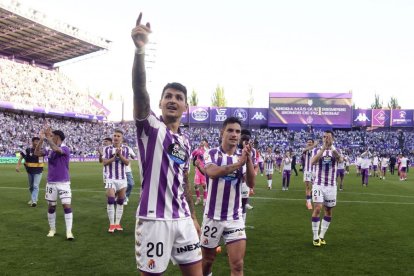 Juric saluda a la afición en la celebración del ascenso.