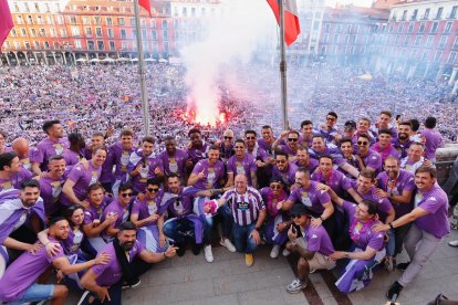 Jugadores, técnicos y trabajadores del Real Valladolid posan junto al alcalde en el balcón del Ayuntamiento ante una abarrotada Plaza Mayor.