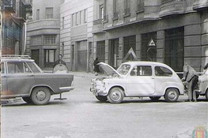 Vehículos estacionados en la calle Fray Luis de León en 1971