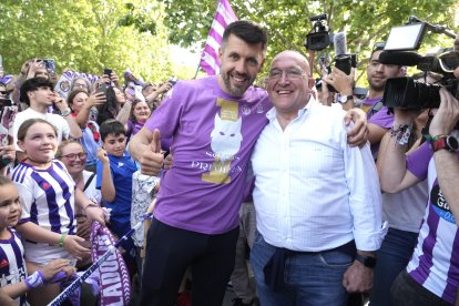 Paulo Pezzolano y Jesús Julio Carnero, durante la fiesta de celebración del ascenso.