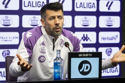 Paulo Pezzolano gesticula durante la rueda de prensa previa al partido en Tenerife que cierra la Liga.