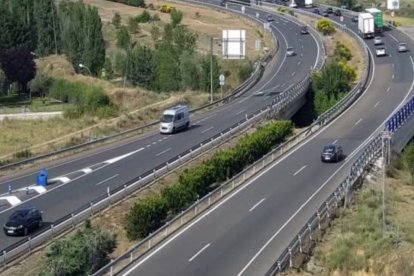 Autovía A-62, a la altura del término municipal de Dueñas, en una imagen de archivo.