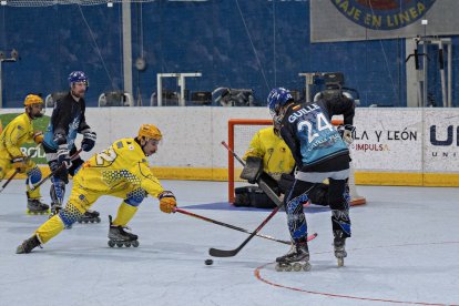 Una jugada del partido entre el CPLV y el Molina Sport