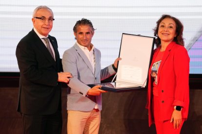 Alejandro Blanco, ‘Pipín’ Guerrero y Victoria Cabezas, en el momento de la entrega de la placa..