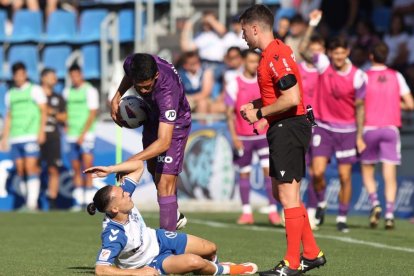 Lucas Rosa  tras una falta dice a Luismi Cruz que se levante en el partido jugado en el Heliodoro Rodríguez.