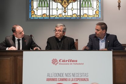 El delegado episcopal de Cáritas Diocesana de Valladolid, José Colinas, el arzobispo de la Archidiócesis de Valladolid, Luis Argüello y el director de Cáritas Diocesana de Valladolid, Guenther E. Boelhoff, presentan la memoria de 2023.