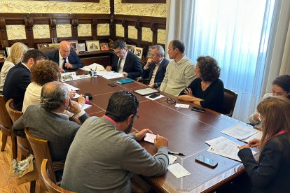 Reunión de la junta de gobierno el Ayuntamiento presidida por Carnero