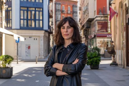 La escritora argentina, Magalí Etchebarne, en la Plaza Mayor de Valladolid