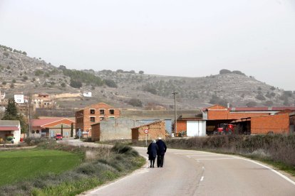 Pareja paseando por la carretera de Valdearcos de la Vega (Valladolid)