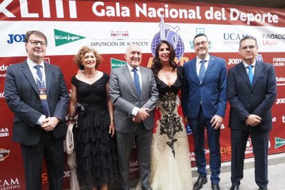 El alcalde, Jesús Julio Carnero, la concejala Mayte Martínez y el diputado Javier González, junto al presidente de la APDV, Guillermo Velasco y demás autoridades