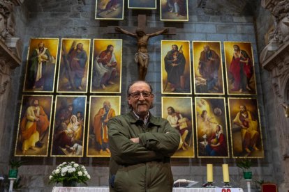 Alejandro Mesonero, frente a su obra de la Iglesia de Peñaranda de Bracamonte