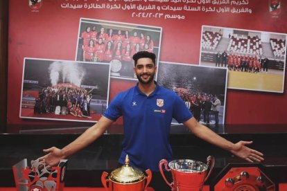 Mahmoud Abdel Azize ‘Gedo’, con los trofeos logrados con su club, Al Ahly de Egipto.