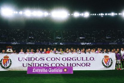 Los jugadores posan con la pancarta en el choque ante el Racing en enero