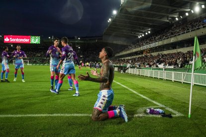 Kenedy celebra descamisado el gol de la victoria marcado en El Sardinero.REAL VALLADOLID