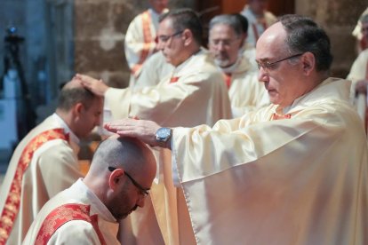 El Arzobispo de Valladolid, Luis Argüello, ordena a dos sacerdotes en la catedral