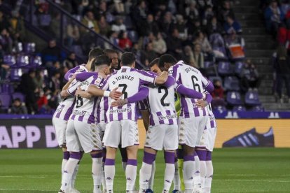 Corro de jugadores antes de un partido del equipo blanquivioleta.