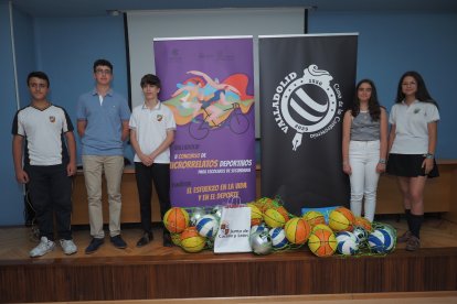 Los cinco alumnos premiados en el II Concurso de Microrrelatos Deportivos para escolares de Secundaria.