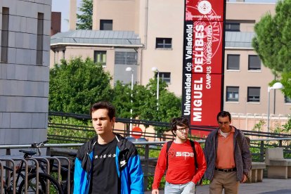 Estudiantes en el Campus Miguel Delibes de la Universidad de Valladolid.