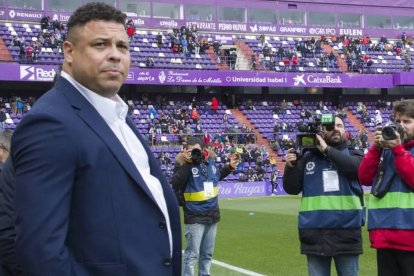 Ronaldo Nazário, a pie de césped en el José Zorrilla.