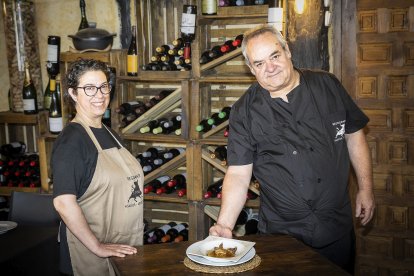 Amalia y Miguel Ángel junto a un plato de sus afamados boletus con alioli de miel.