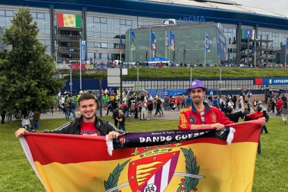 Roberto y David con la bandera con el escudo del Real Valladolid en las afueras del Veltins Arena