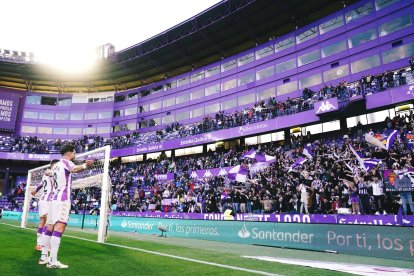 Jugadores blanquivioleta celebran una victoria con el público.