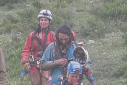 Paloma Bombín y Alfonso Urrita, primera y segundo por arriba en la foto tras el rescate