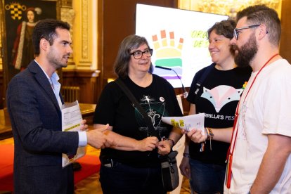 Rodrigo Nieto, concejal de Familia, Personas Mayores y Servicios Sociales, presenta el programa de actividades del Orgullo 2024 junto con Yolanda Rodríguez, presidenta de la Fundación Triángulo de Castilla y León.