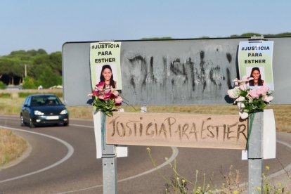 Carteles a la entrada de Portillo en los que se reclama justicia para Esther.