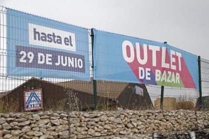 Cartel con el anuncio de cierre del 'oulet' de Aldi de Parquesol