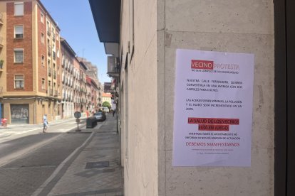 Cartel en la calle Ferrocarril anunciando una protesta por las obras