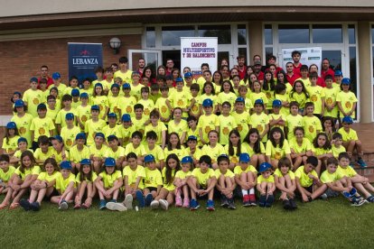 Participantes y monitores del Campus Multideporte posan en las instalaciones de la Real Sociedad Hípica