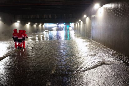 Vehículo atrapado por el agua que anega el túnel de San Isidro en Valladolid