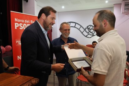 Óscar Puente celebra el centenario de la agrupación socialista de Nava del Rey.