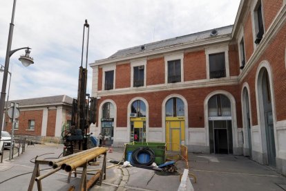 Máquina para realizar catas en la estación de trenes