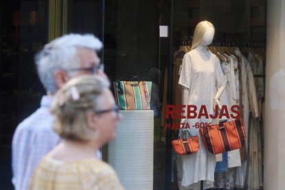 Comienzan las rebajas en las grandes superficies.