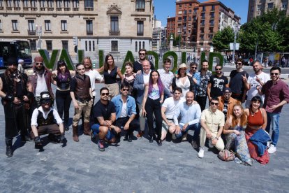 El alcalde y la concejala Blanca Jiménez con los artistas locales en la plaza de Zorrilla