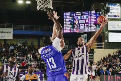 Mike Torres en un partido de la pasada temporada ante Burgos.