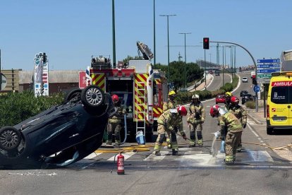 Turismo volcado en la avenida de Zamora